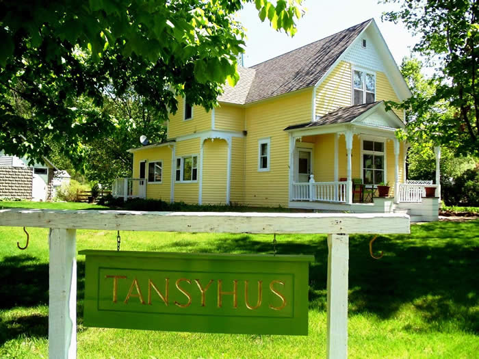 TansyHus Front in Summer